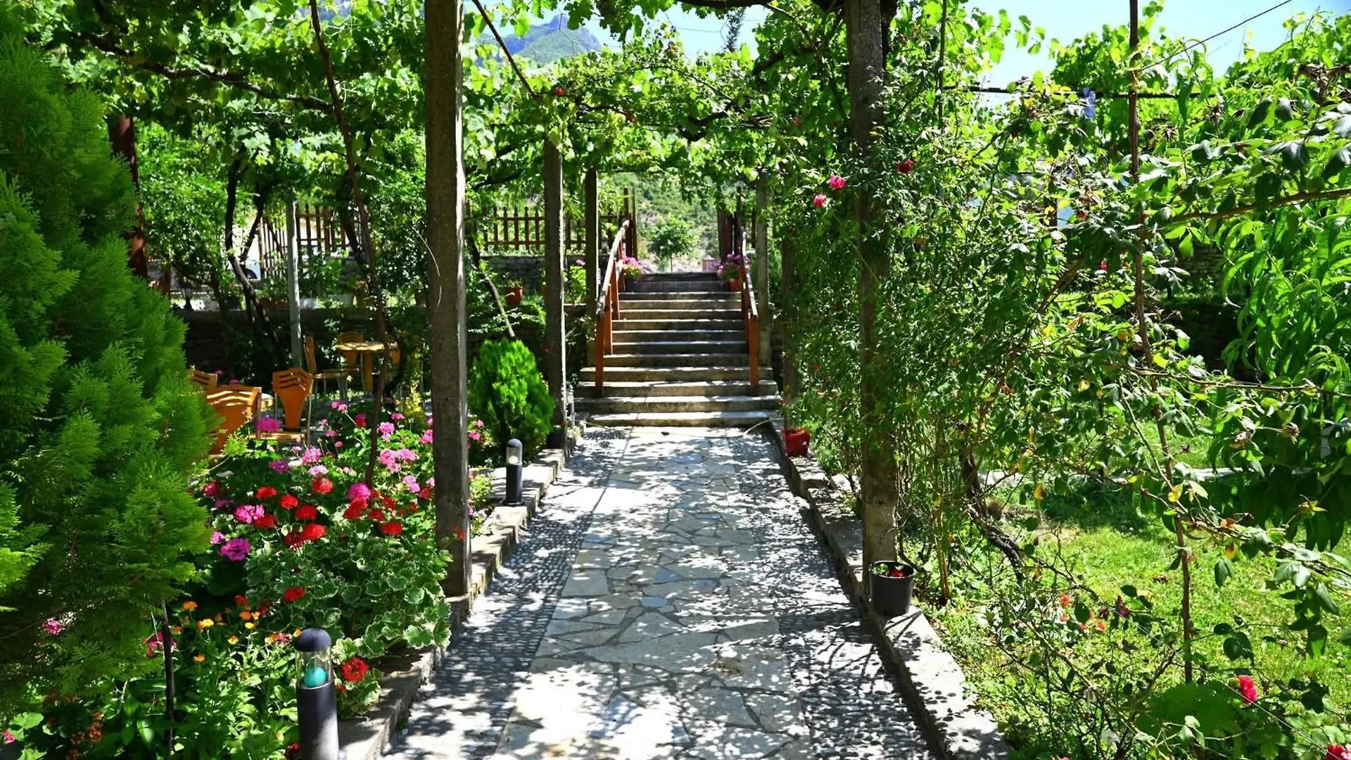Kulla E Vjeter Hotel Koman 0*,  Albania